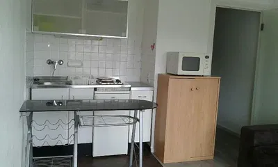 Mutfak; mutfak aletleri, ahşap zemin, doğal ışık, modern stil