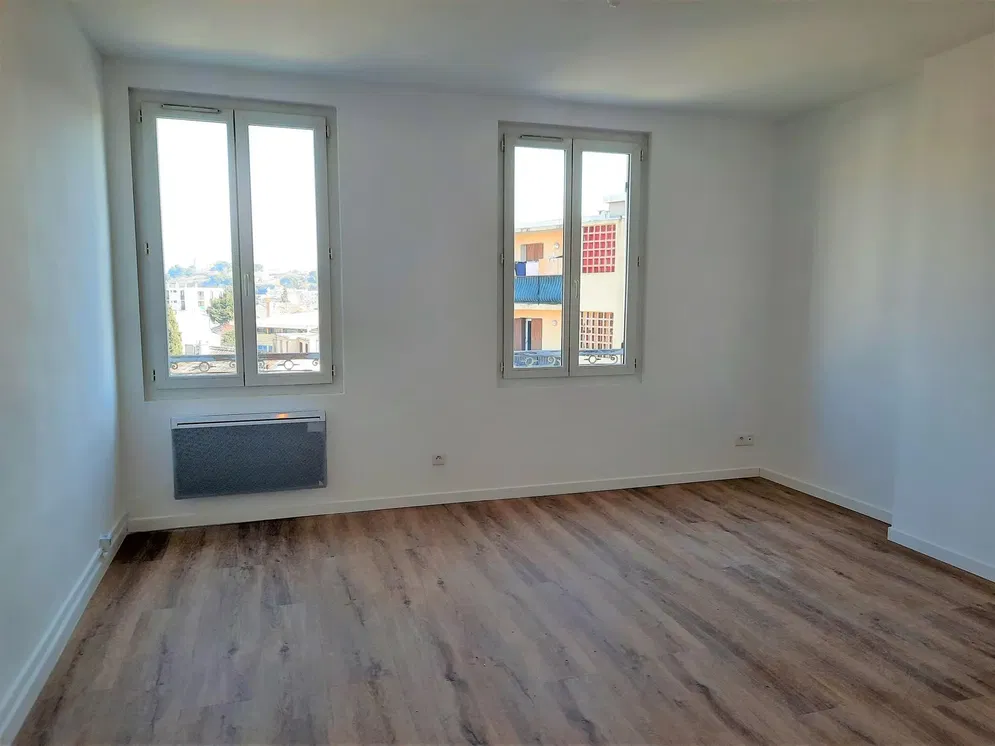 Salon; parquet, lumière naturelle, style moderne