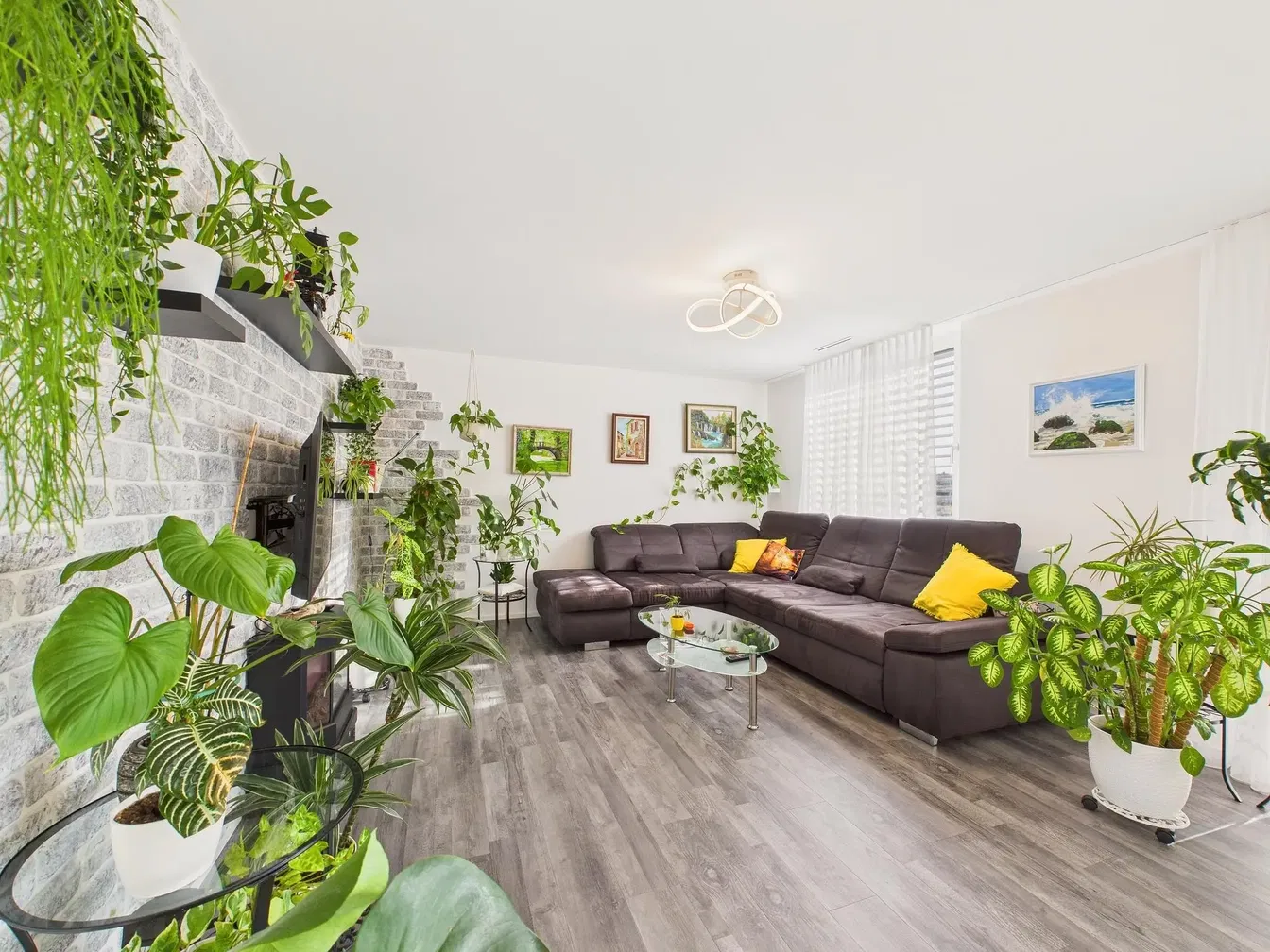 غرفة معيشة; أرضية خشبية, ضوء طبيعي, أسلوب عصري