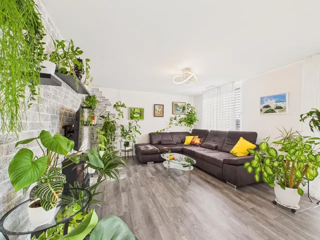 Wohnzimmer; holzboden, tageslicht, moderner stil