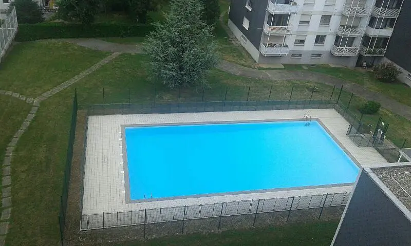 Кухиња; кухињски апарати, дрвени под, природно светло, модерни стил