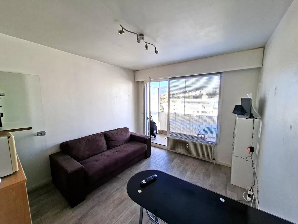 Кухиња; кухињски апарати, дрвени под, природно светло, модерни стил