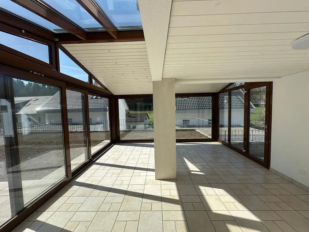 Wohnzimmer; holzboden, tageslicht, moderner stil