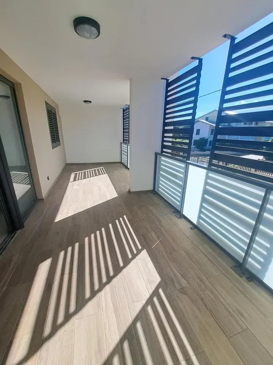 Küche; küchengeräte, holzboden, tageslicht, moderner stil