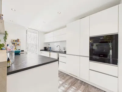 Salon; parquet, lumière naturelle, style moderne