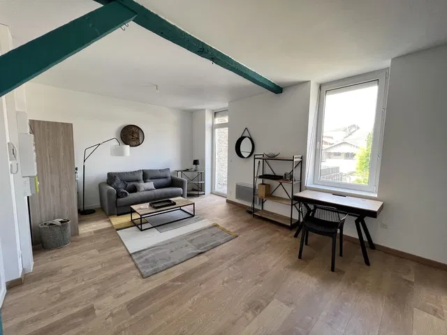 Хол; дървен под, естествена светлина, модерен стил