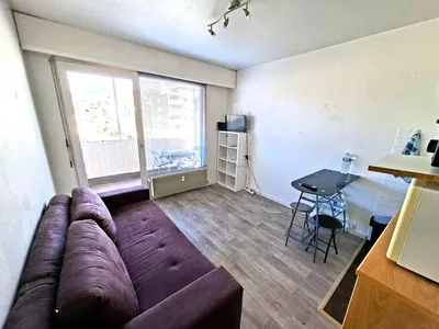 Oturma odası; ahşap zemin, doğal ışık, modern stil