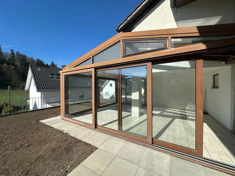 Küche; küchengeräte, holzboden, tageslicht, moderner stil