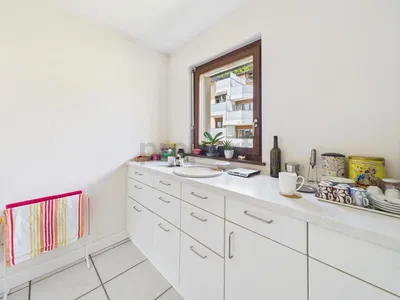 Küche; küchengeräte, holzboden, tageslicht, moderner stil