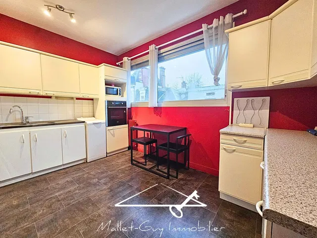 Cuisine; électroménager, parquet, lumière naturelle, style moderne