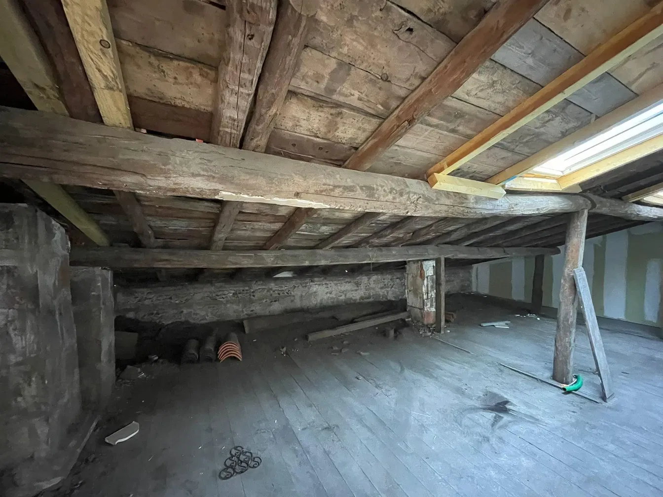 Дневна соба; дрвени под, природно светло, модерни стил