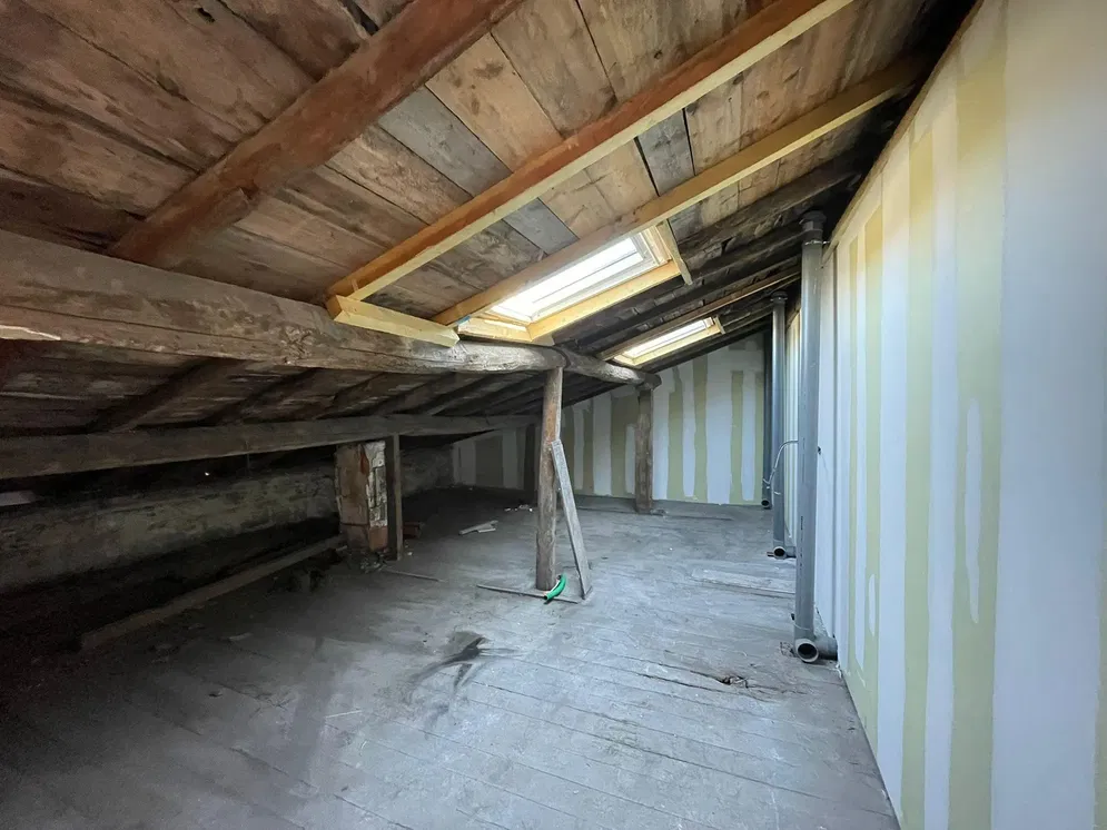 Кухиња; кухињски апарати, дрвени под, природно светло, модерни стил