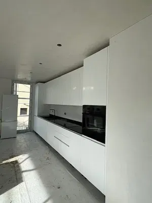 Küche; küchengeräte, holzboden, tageslicht, moderner stil