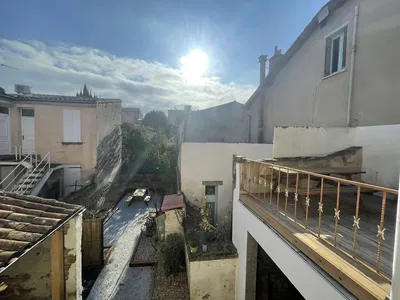 Кухиња; кухињски апарати, дрвени под, природно светло, модерни стил