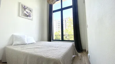 Cuisine; électroménager, parquet, lumière naturelle, style moderne