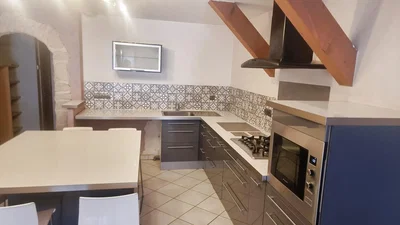 Cuisine; électroménager, parquet, lumière naturelle, style moderne