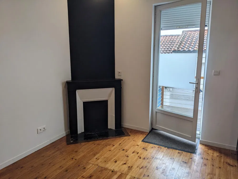 Cuisine; électroménager, parquet, lumière naturelle, style moderne