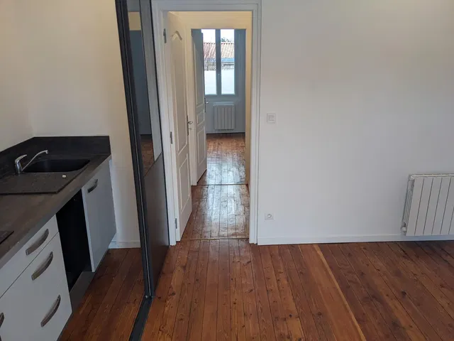 Cuisine; électroménager, parquet, lumière naturelle, style moderne