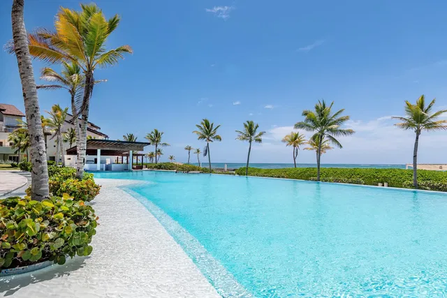 Kuchyňa; kuchynské spotrebiče, drevená podlaha, prirodzené svetlo, moderný štýl