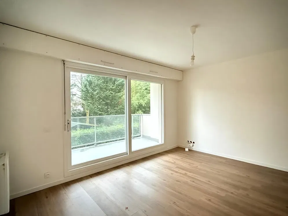 Keuken; keukenapparatuur, houten vloer, natuurlijk licht, moderne stijl