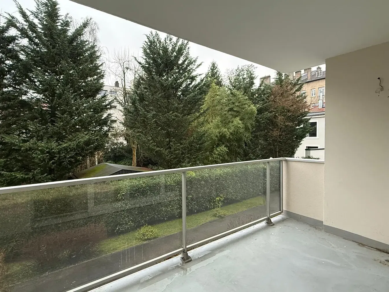 Keuken; keukenapparatuur, houten vloer, natuurlijk licht, moderne stijl