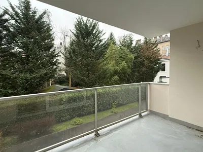 Keuken; keukenapparatuur, houten vloer, natuurlijk licht, moderne stijl