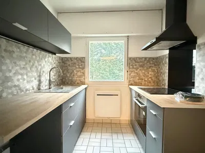 Keuken; keukenapparatuur, houten vloer, natuurlijk licht, moderne stijl