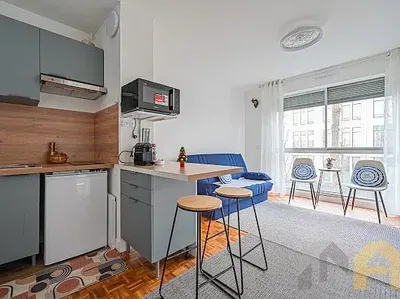 Kuhinja; kuhinjski aparati, drveni pod, prirodno svjetlo, moderni stil