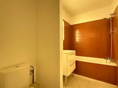 Keuken; keukenapparatuur, houten vloer, natuurlijk licht, moderne stijl