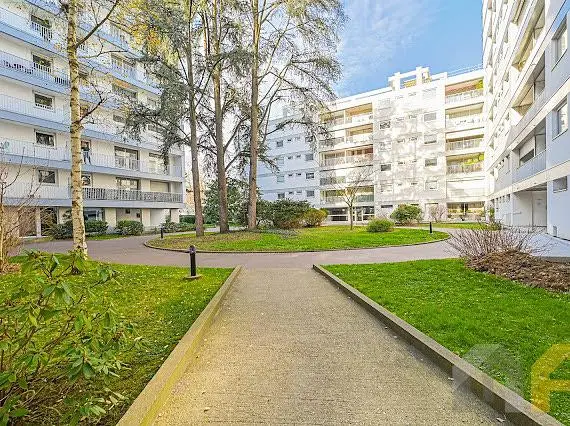 Kuhinja; kuhinjski aparati, drveni pod, prirodno svjetlo, moderni stil