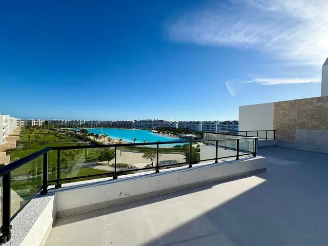 Keuken; keukenapparatuur, houten vloer, natuurlijk licht, moderne stijl