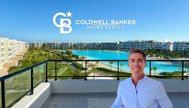 Keuken; keukenapparatuur, houten vloer, natuurlijk licht, moderne stijl