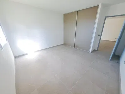 Küche; küchengeräte, holzboden, tageslicht, moderner stil