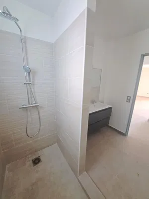 Küche; küchengeräte, holzboden, tageslicht, moderner stil