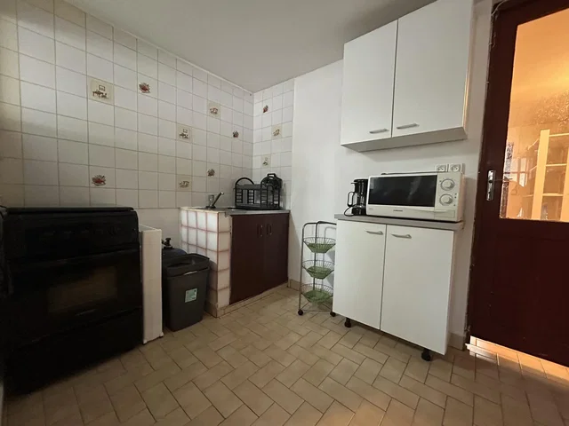 Keuken; keukenapparatuur, houten vloer, natuurlijk licht, moderne stijl