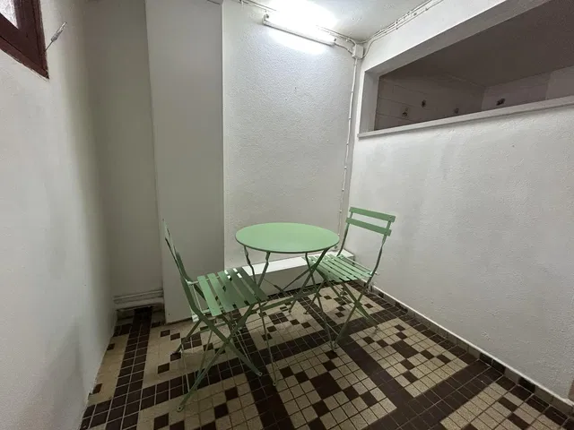 Keuken; keukenapparatuur, houten vloer, natuurlijk licht, moderne stijl