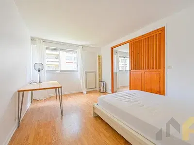 Kuhinja; kuhinjski aparati, drveni pod, prirodno svjetlo, moderni stil