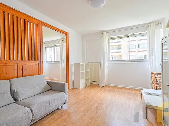 Kuhinja; kuhinjski aparati, drveni pod, prirodno svjetlo, moderni stil