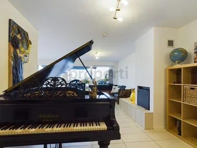 Küche; küchengeräte, holzboden, tageslicht, moderner stil