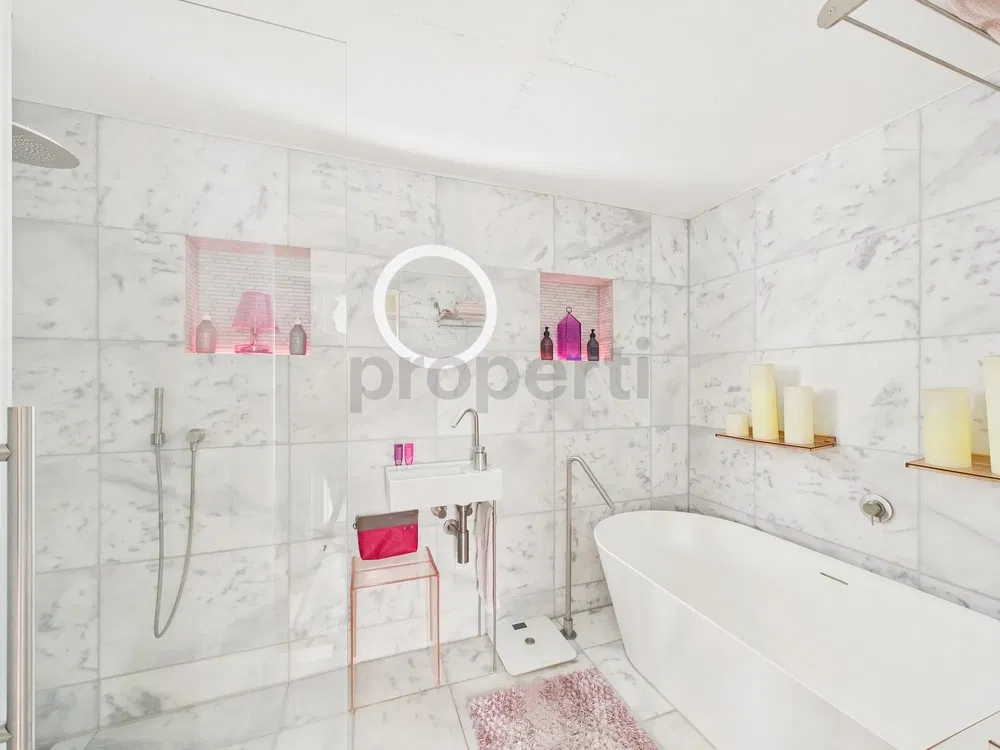 Кухиња; кухињски апарати, дрвени под, природно светло, модерни стил