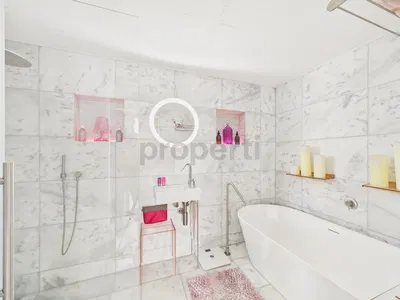 Кухиња; кухињски апарати, дрвени под, природно светло, модерни стил