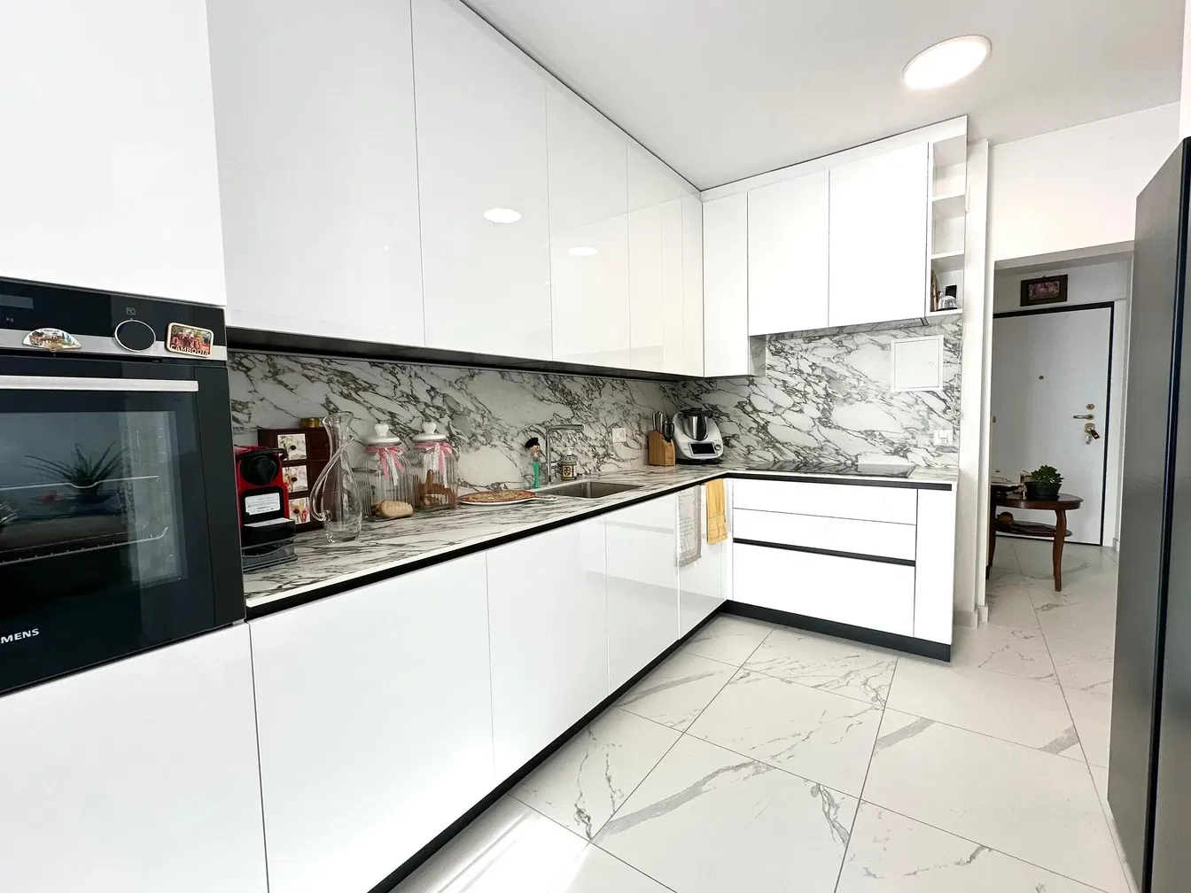 Küche; küchengeräte, holzboden, tageslicht, moderner stil