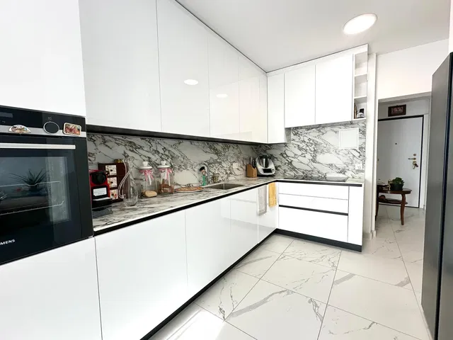 Küche; küchengeräte, holzboden, tageslicht, moderner stil