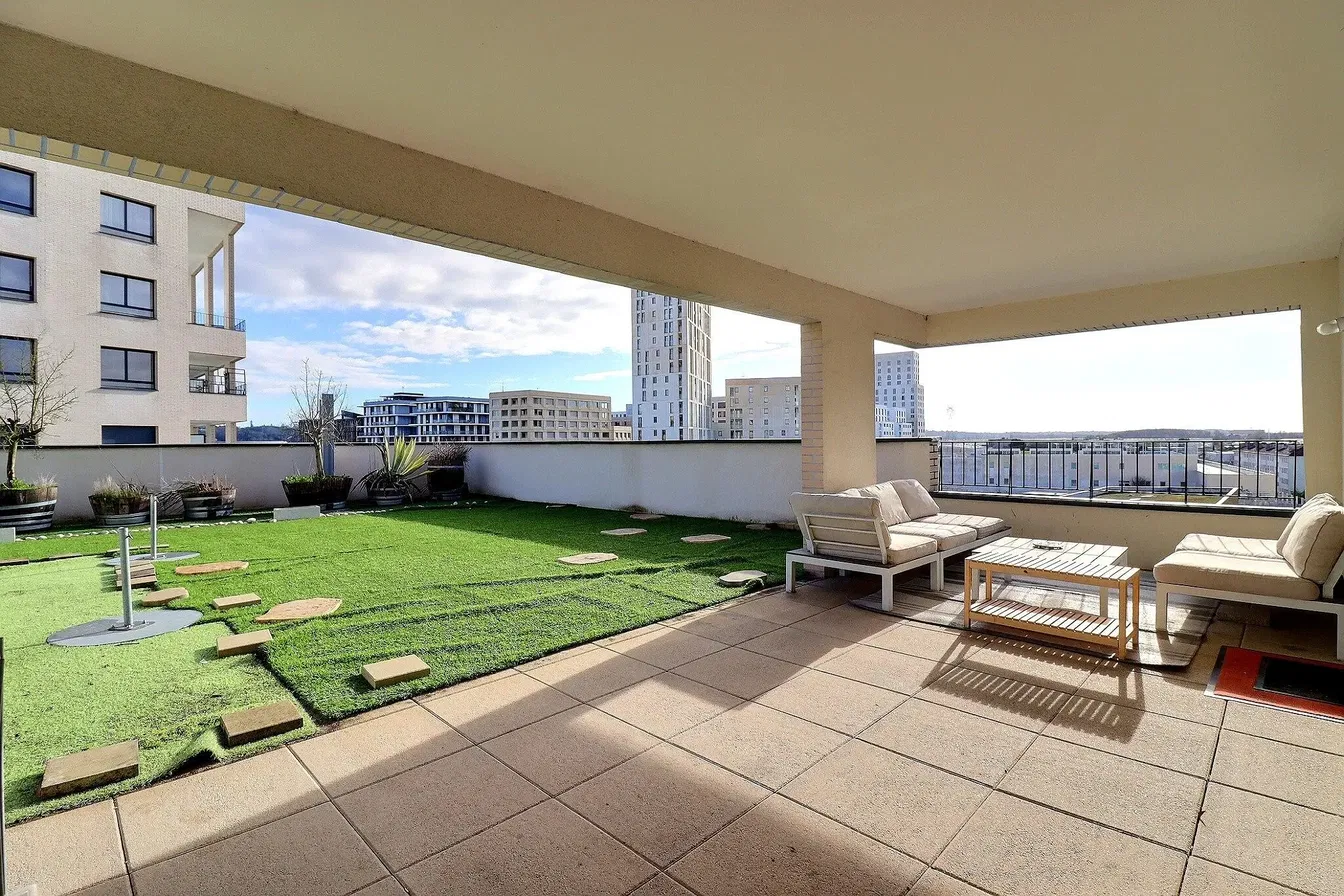 Salon; parquet, lumière naturelle, style moderne