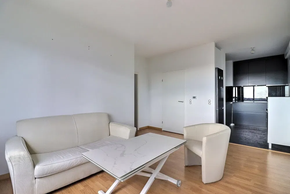 Cuisine; électroménager, parquet, lumière naturelle, style moderne