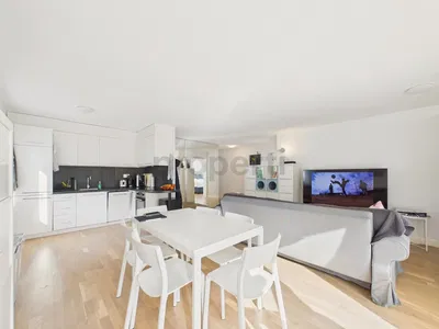 Dnevni boravak; drveni pod, prirodna svjetlost, moderan stil