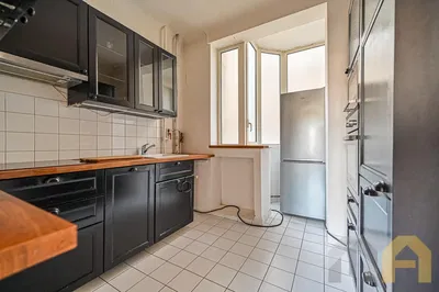 Kuhinja; kuhinjski aparati, drveni pod, prirodno svjetlo, moderni stil