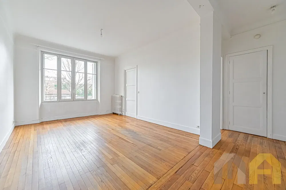 Dnevna soba; drveni pod, prirodno svjetlo, moderni stil