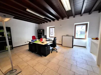 Küche; küchengeräte, holzboden, tageslicht, moderner stil