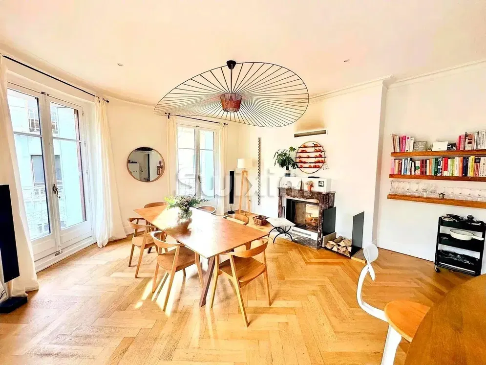 Cuisine; électroménager, parquet, lumière naturelle, style moderne